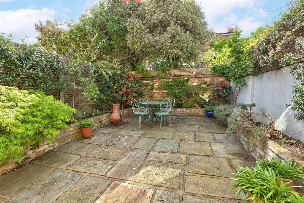 Property photo 2 of 14 Garden