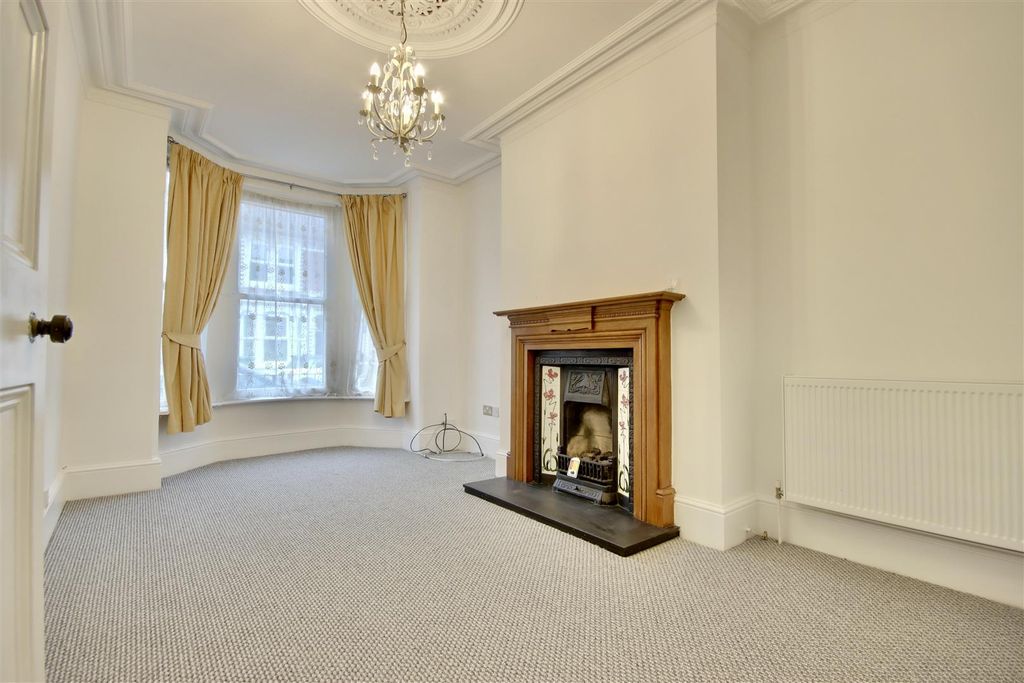 Property photo 2 of 17 F7Bccfa0-9F41-481C-856A-28A091Fd95B6_1_201_A.Jpeg