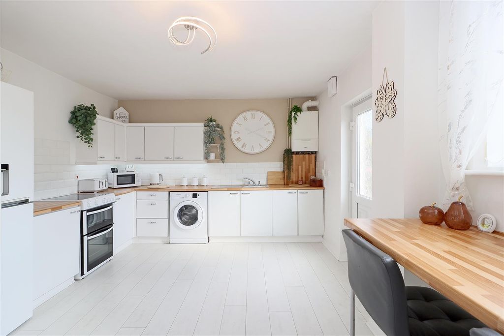 Property photo 3 of 12 Kitchen