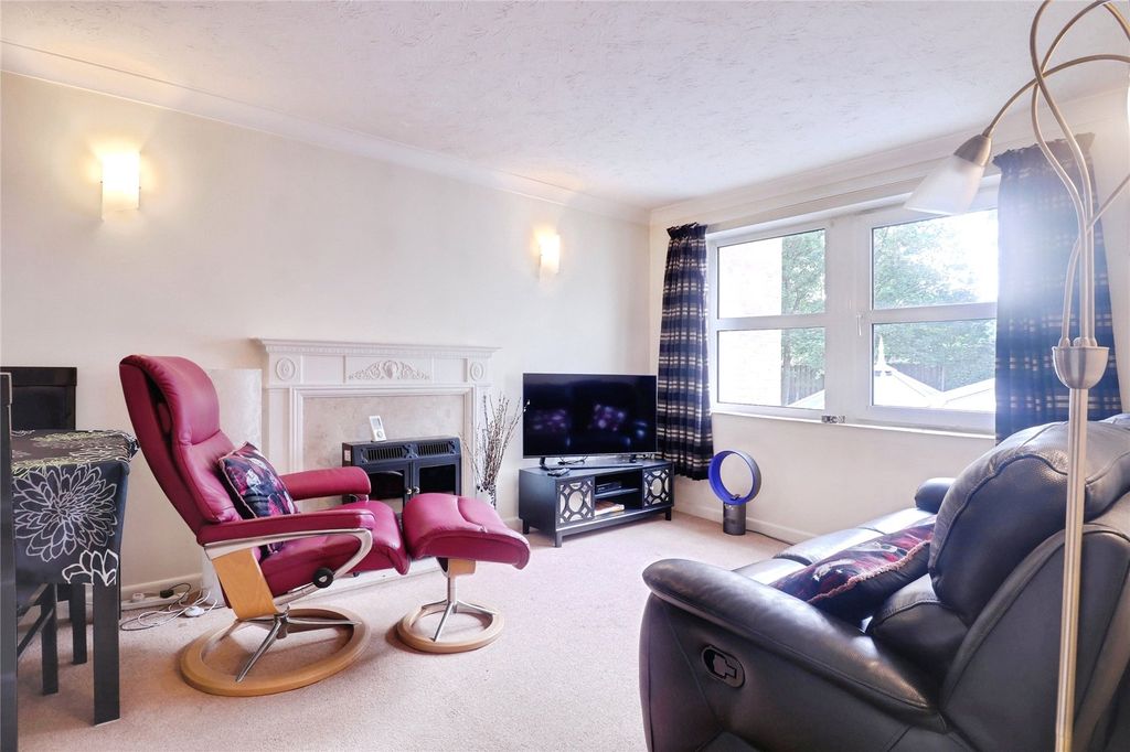 Property photo 2 of 11 Lounge