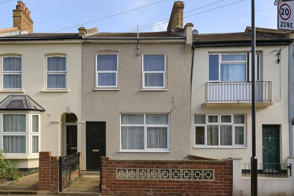 Property photo 1 of 11 Albert Square 001