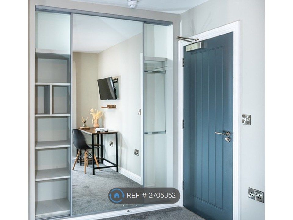 Property photo 2 of 18 Wardrobe