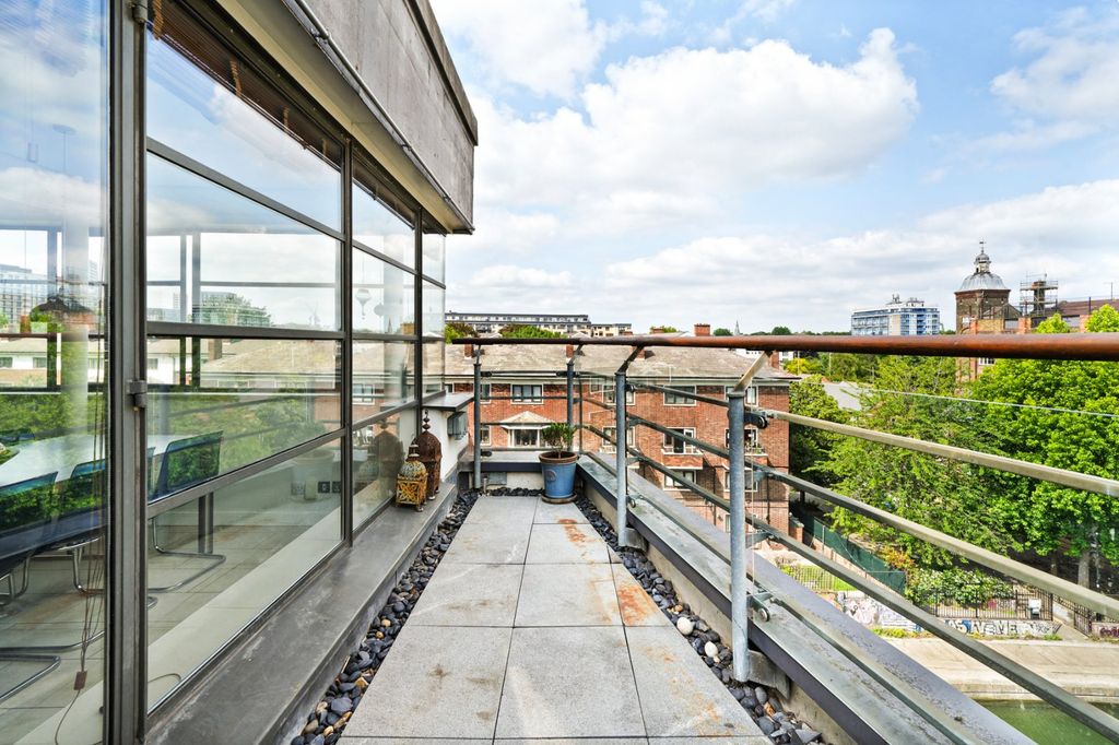 Property photo 2 of 24