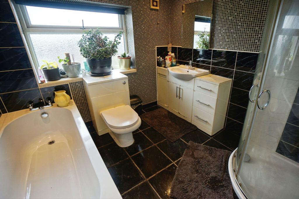 Property photo 3 of 20 Bathroom