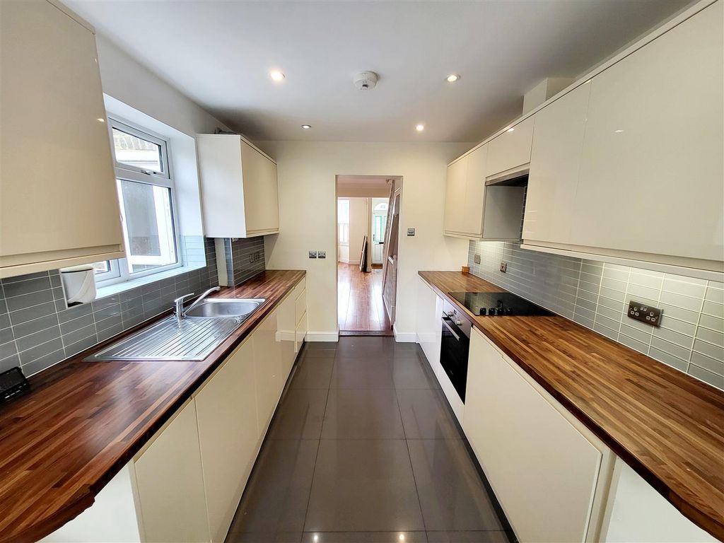 Property photo 3 of 14 Kitchen