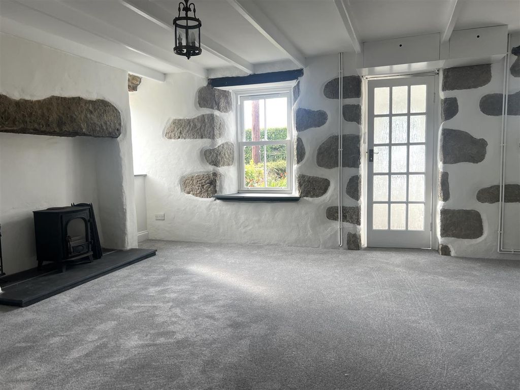 Property photo 3 of 15 Lounge