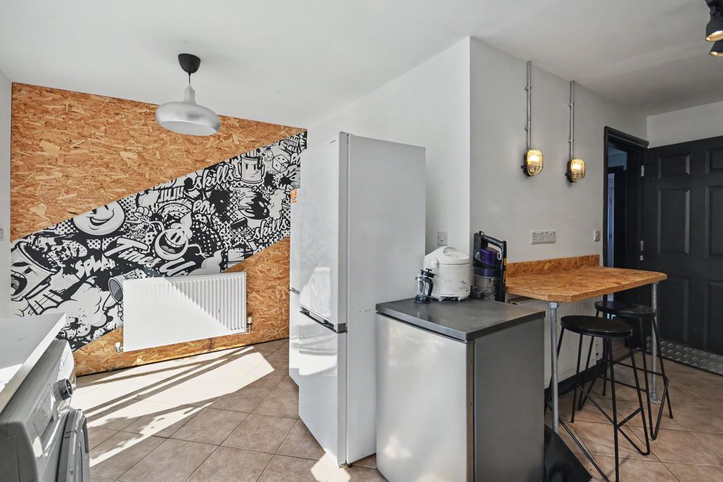 Property photo 2 of 19 41 Royal Crescent, Exeter, Ex2 7Qt
