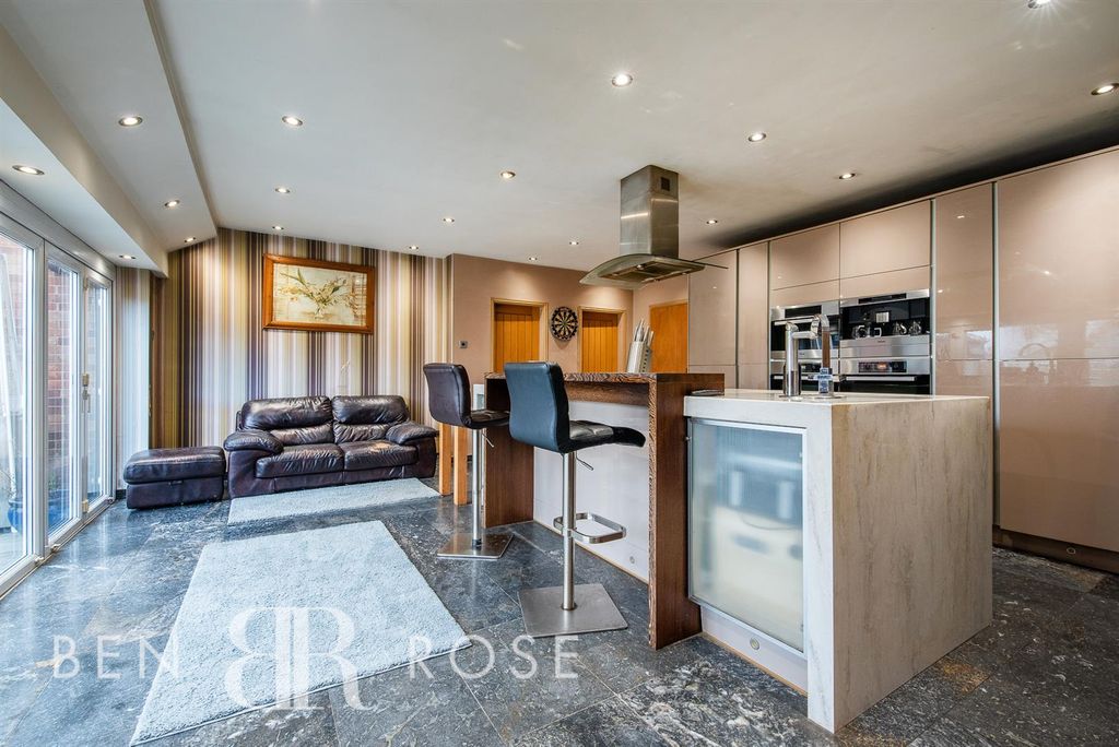 Property photo 3 of 30 Kitchen/Diner