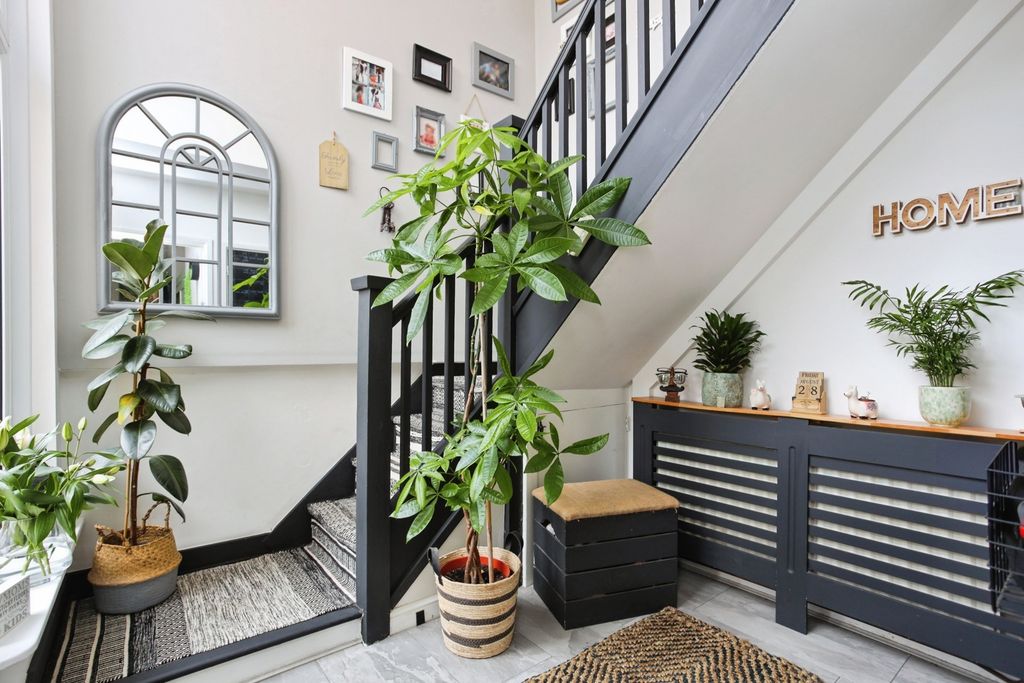 Property photo 2 of 12 Entrance Hall