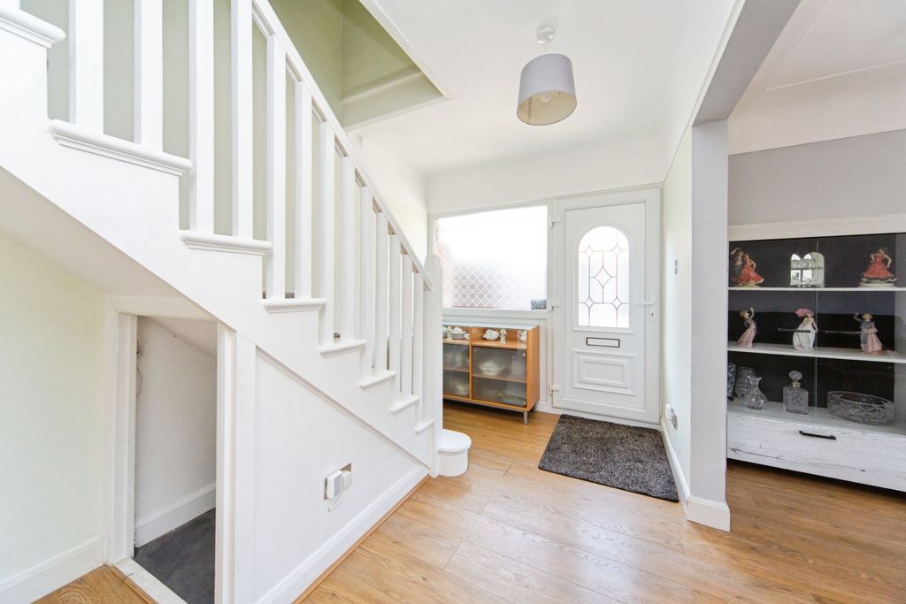 Property photo 3 of 26 Entrance Hall