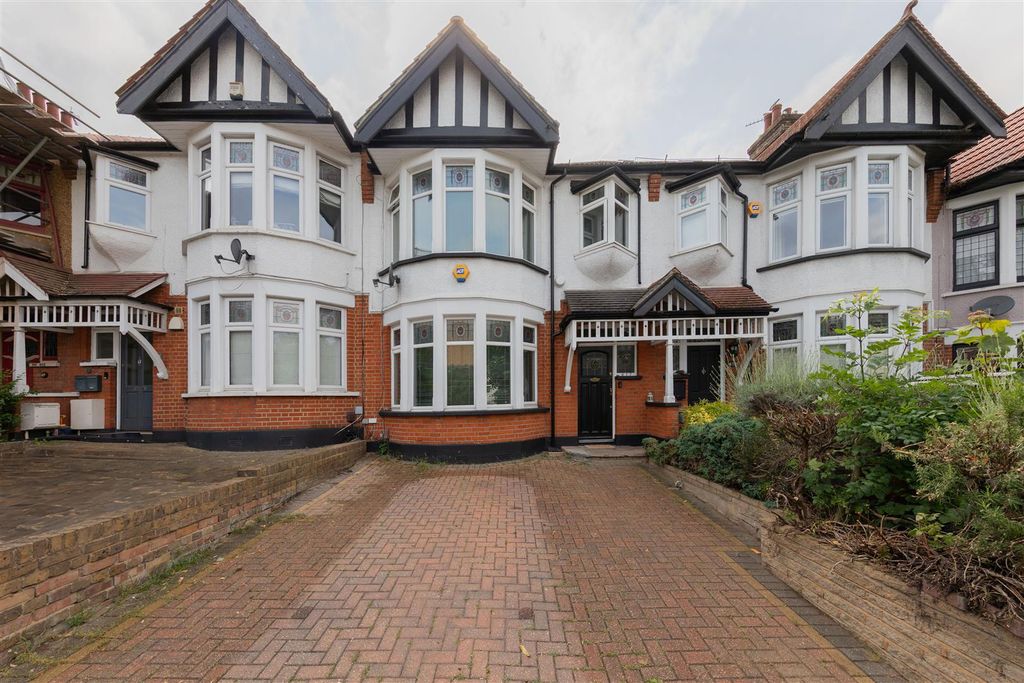 Property photo 1 of 34 Hale End Road, Ig8