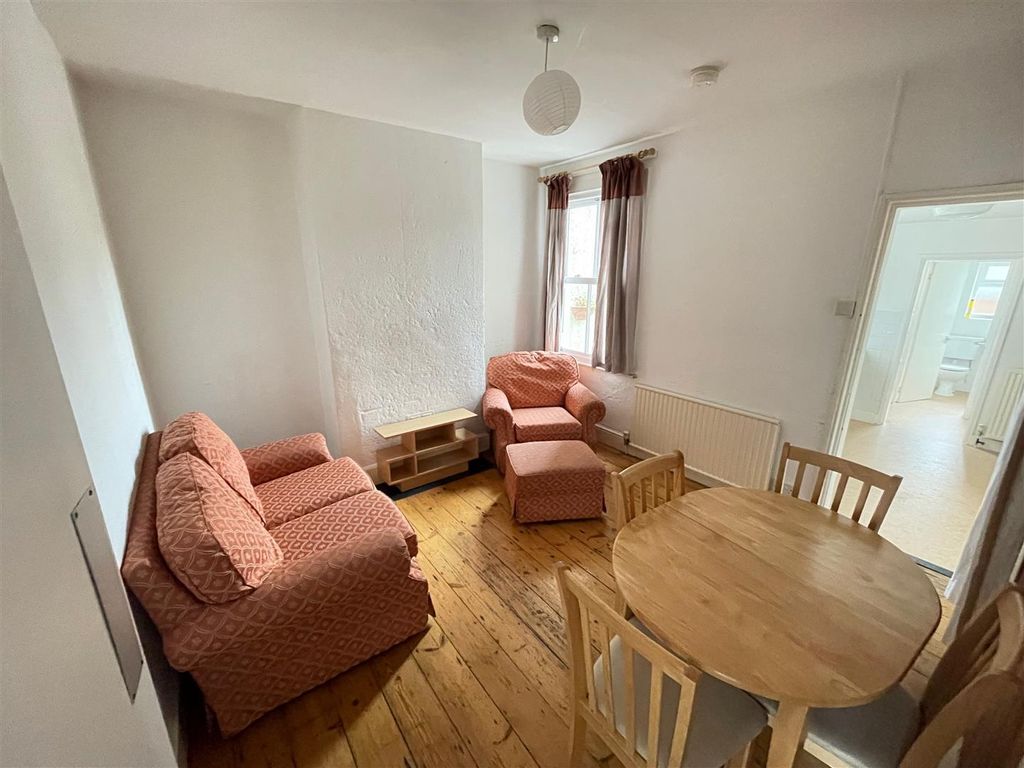 Property photo 3 of 19 87-Lounge.Jpeg