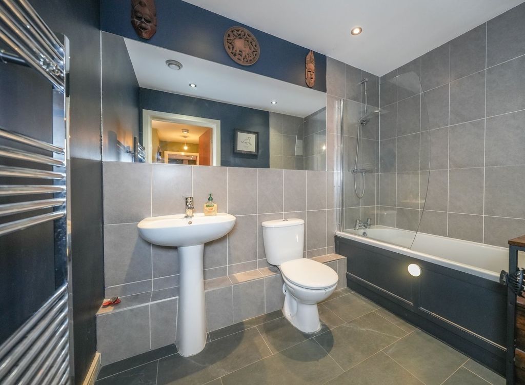 Property photo 3 of 10 Bathroom