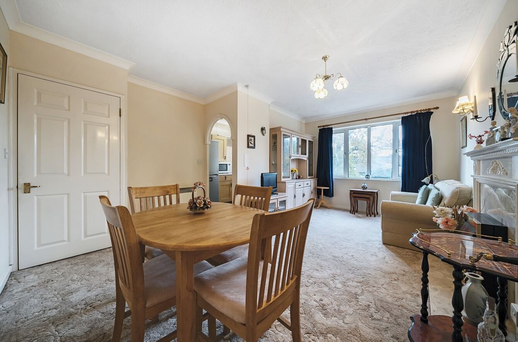 Property photo 1 of 11 Lounge3