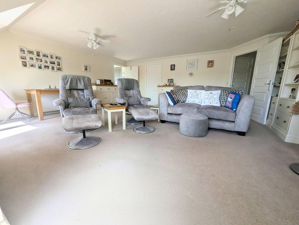 Property photo 3 of 18 Lounge.Jpg
