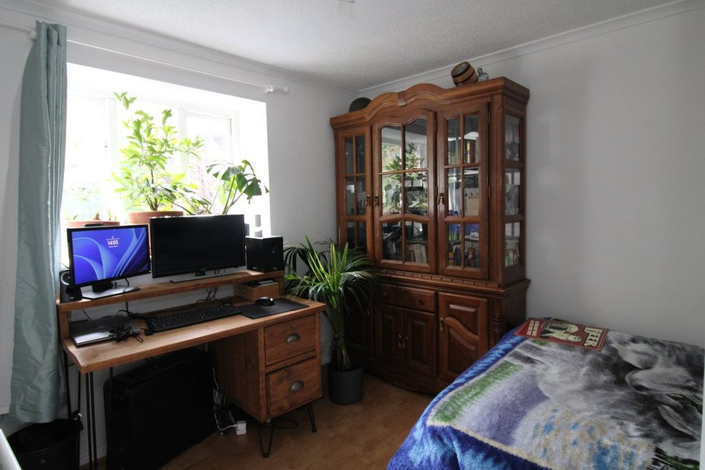 Property photo 2 of 16 Bedroom