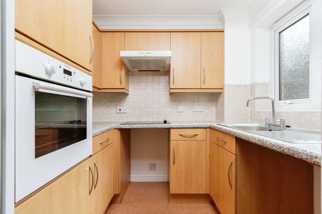 Property photo 3 of 10 Kitchen