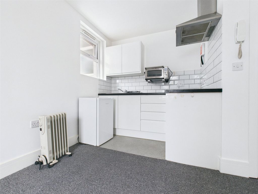 Property photo 2 of 8 Kitchen