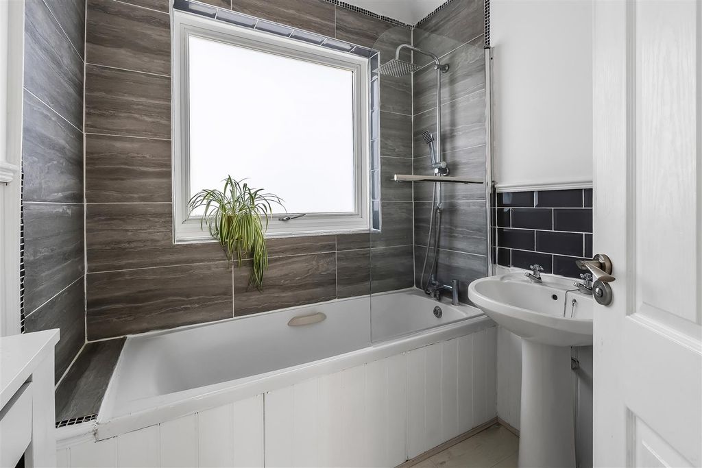 Property photo 3 of 15 28-Cleeve-Road-26.Jpg