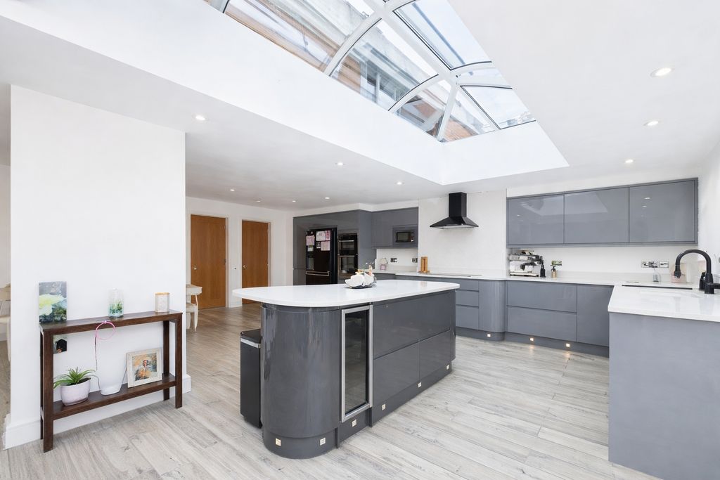 Property photo 2 of 18 Barley Close