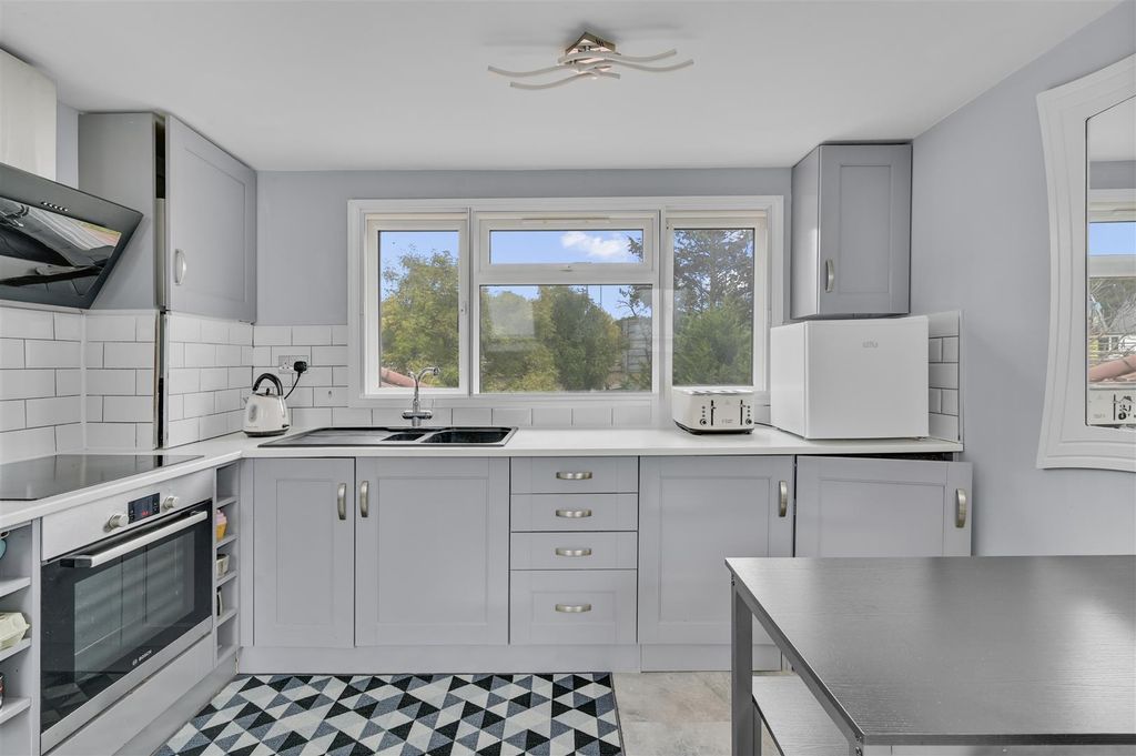 Property photo 2 of 10 Daniels_11, Barford Close London, Nw4 _002.Jpg