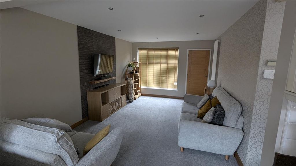 Property photo 3 of 14 Lounge