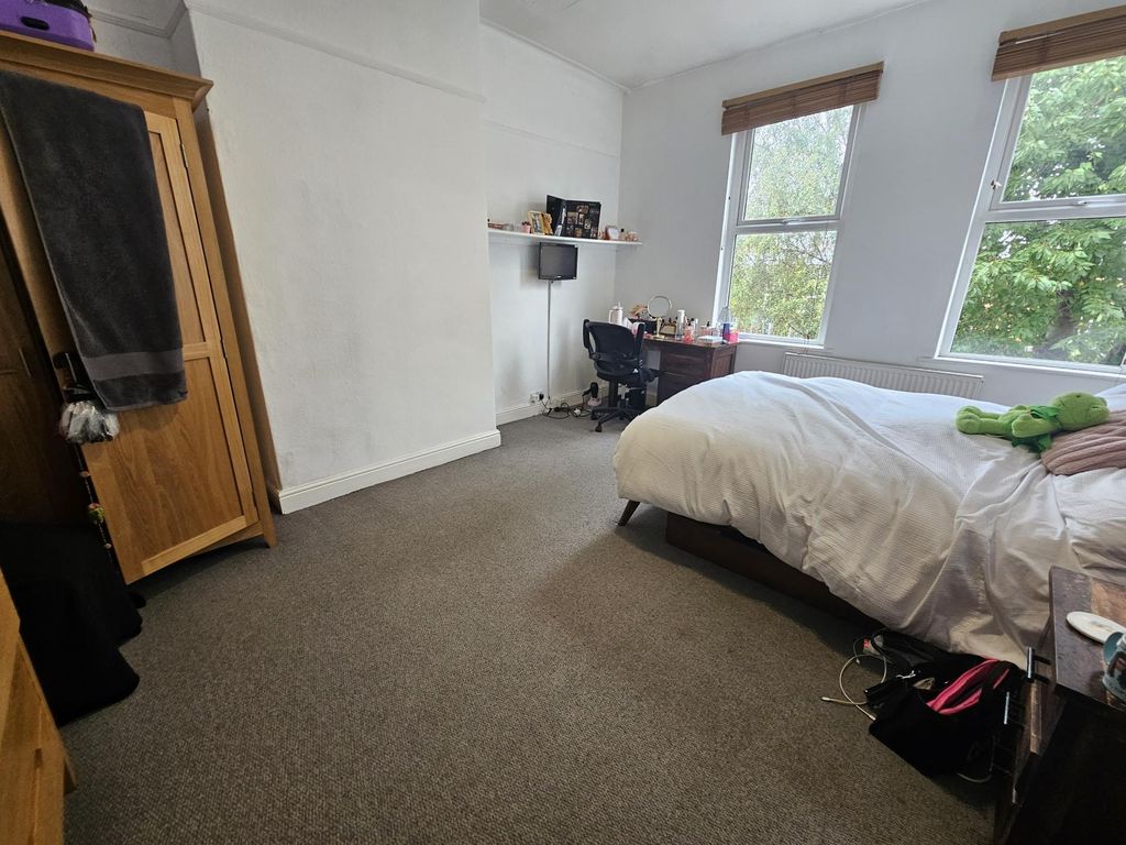 Property photo 3 of 17 A Spacious And Well-Maintained Master Bedroom Feat...