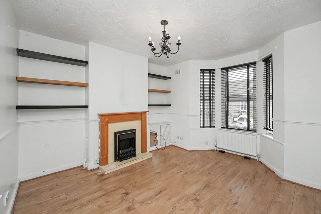 Property photo 2 of 12 First Floor Flat, 73 Ling Road, London E16 4Aw
