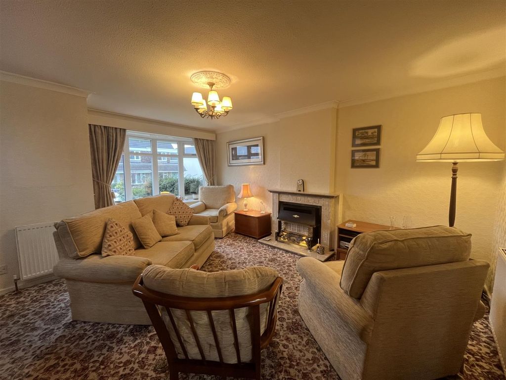 Property photo 2 of 20 Lounge