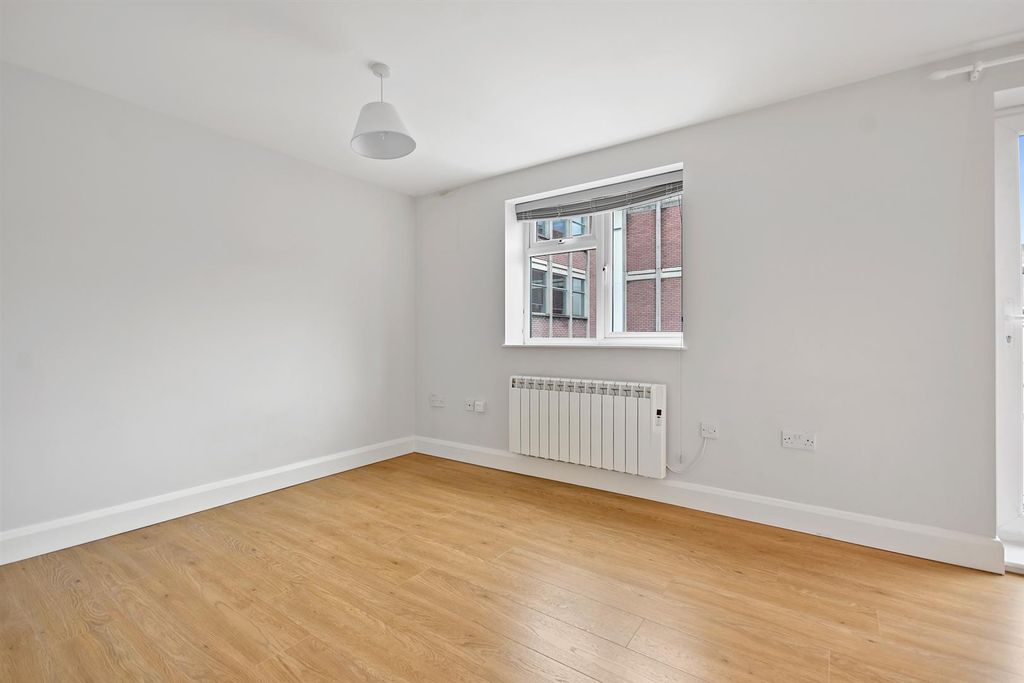 Property photo 2 of 8 Lounge