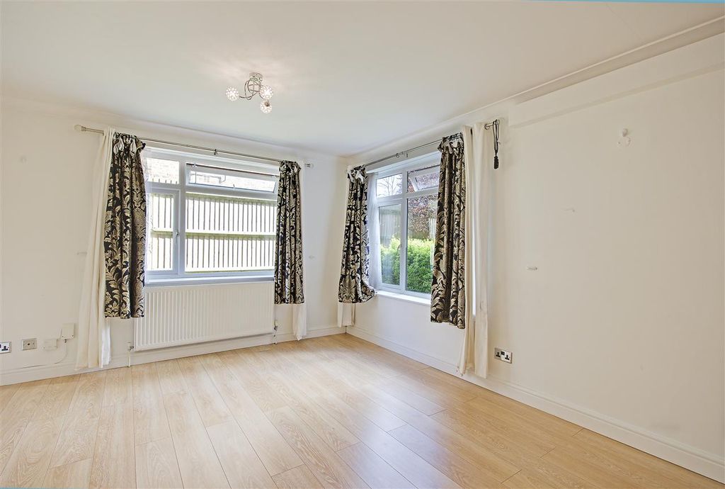 Property photo 3 of 11 Living Room