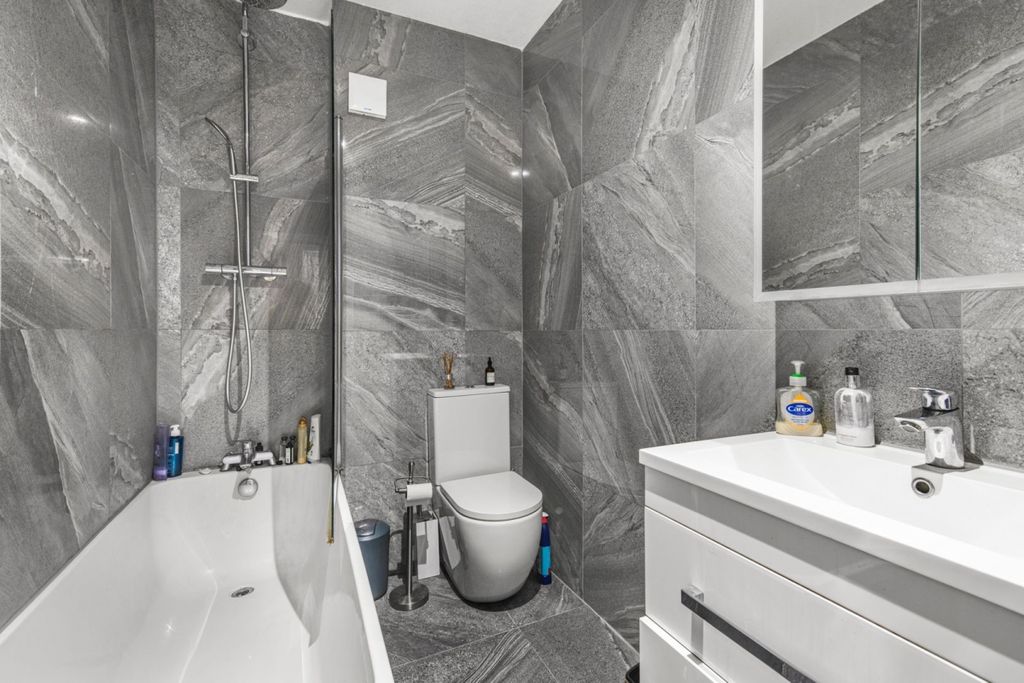 Property photo 3 of 9 Kfh_-_28_Abbey_Road_