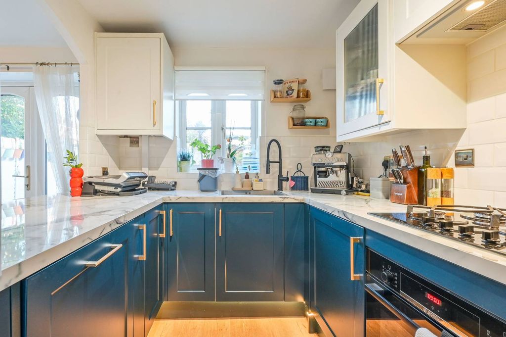 Property photo 3 of 28