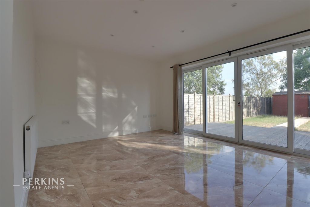 Property photo 1 of 10 Living.Jpg