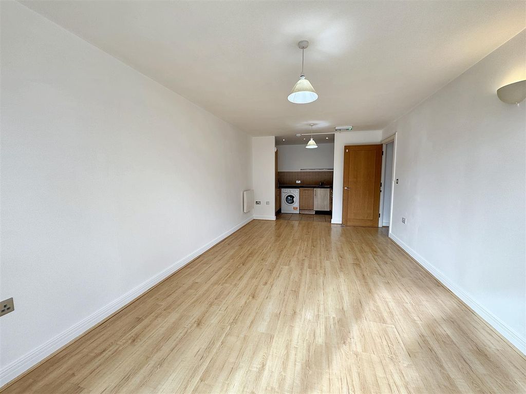 Property photo 3 of 14 Lounge