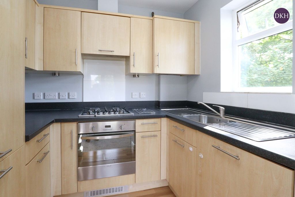 Property photo 3 of 8 Photo 03