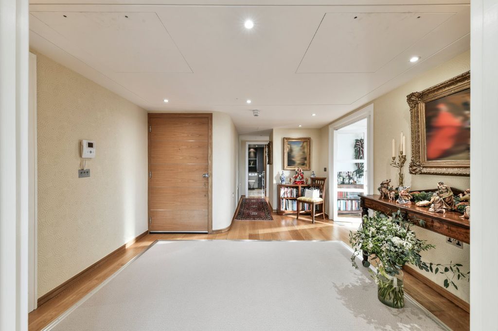 Property photo 2 of 26 Entrance Hall