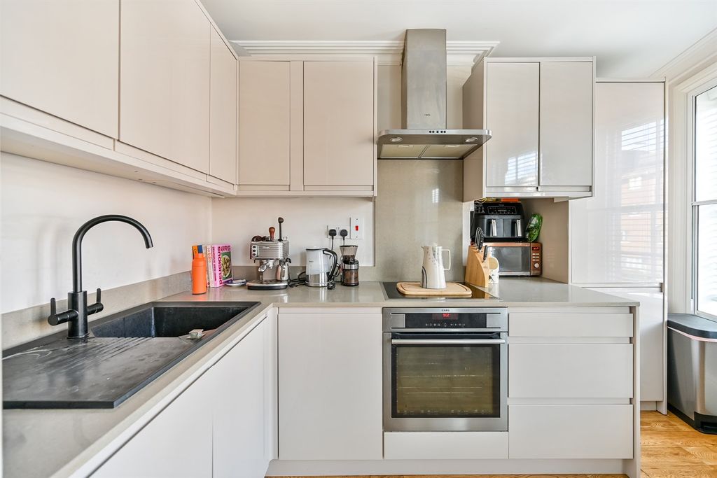 Property photo 3 of 7 Kitchen