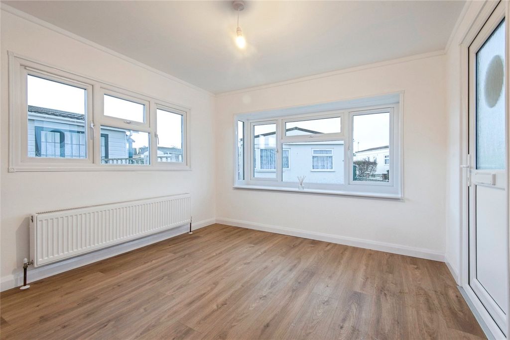 Property photo 3 of 15 Lounge