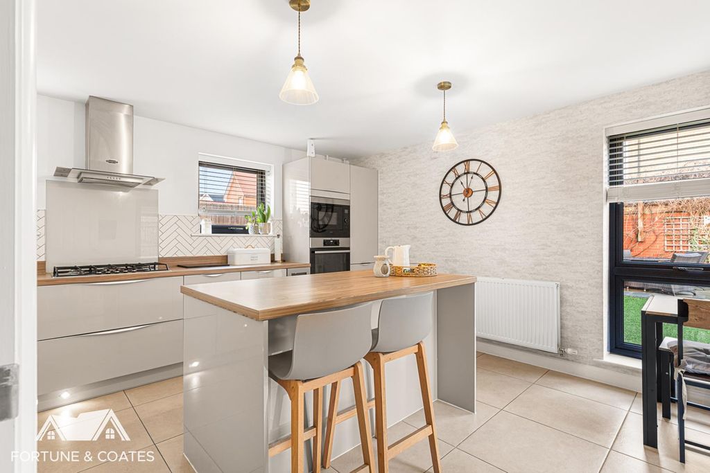 Property photo 3 of 32 Medlarclose_23.Jpg