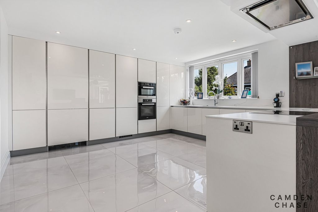 Canter Close, Aldenham WD25 photo 5