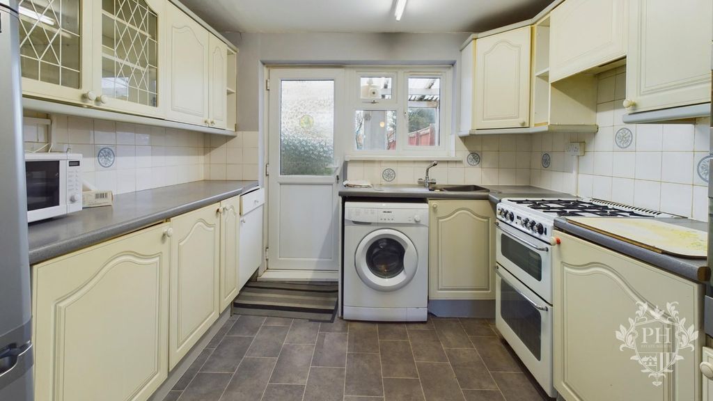 Property photo 3 of 12 Kitchen