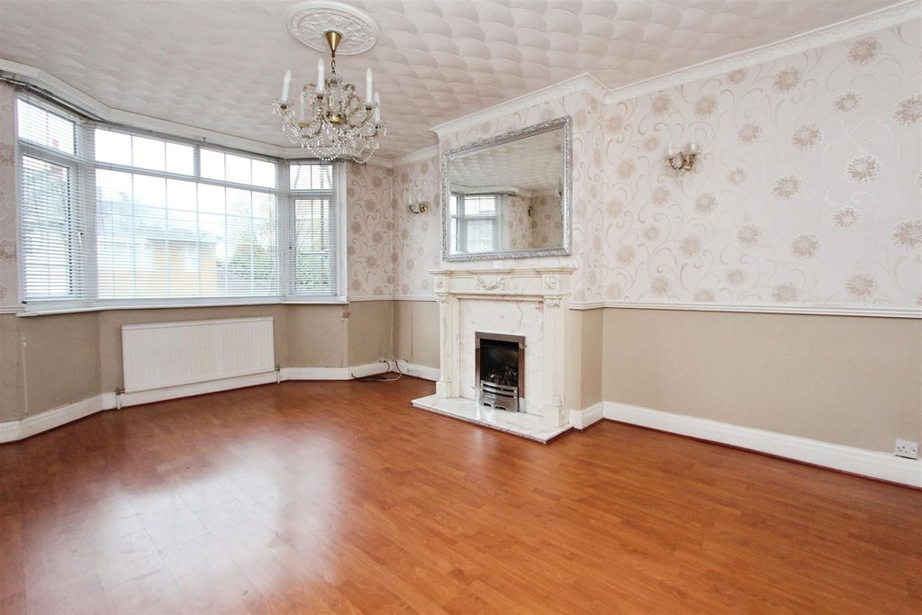 Property photo 3 of 17 Sitting Room