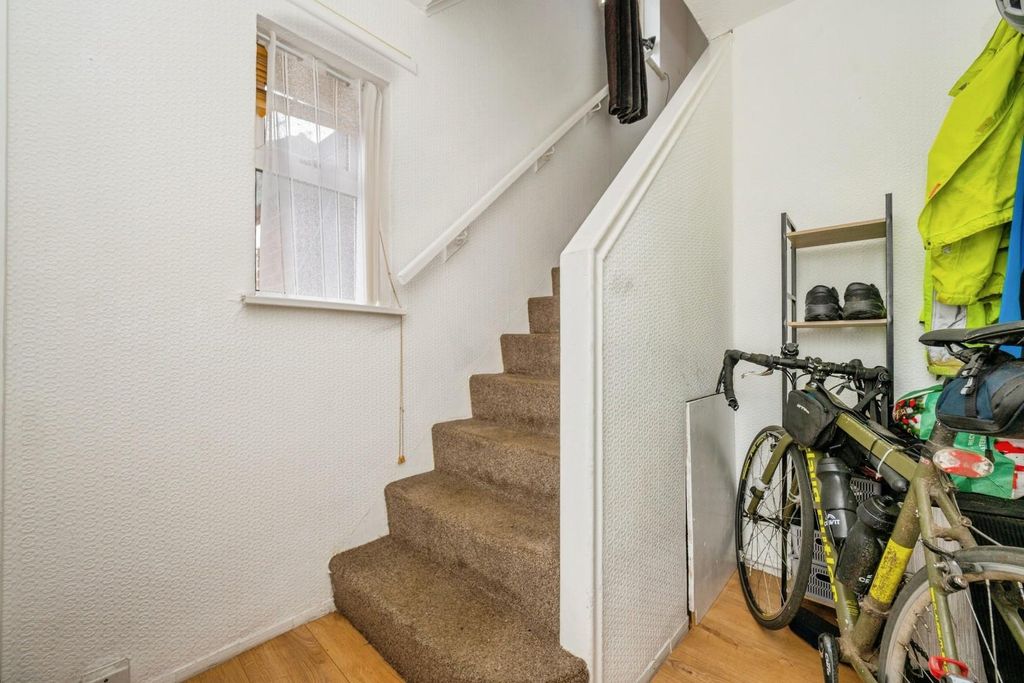 Property photo 2 of 18 15Suttonavenue-17.Jpg