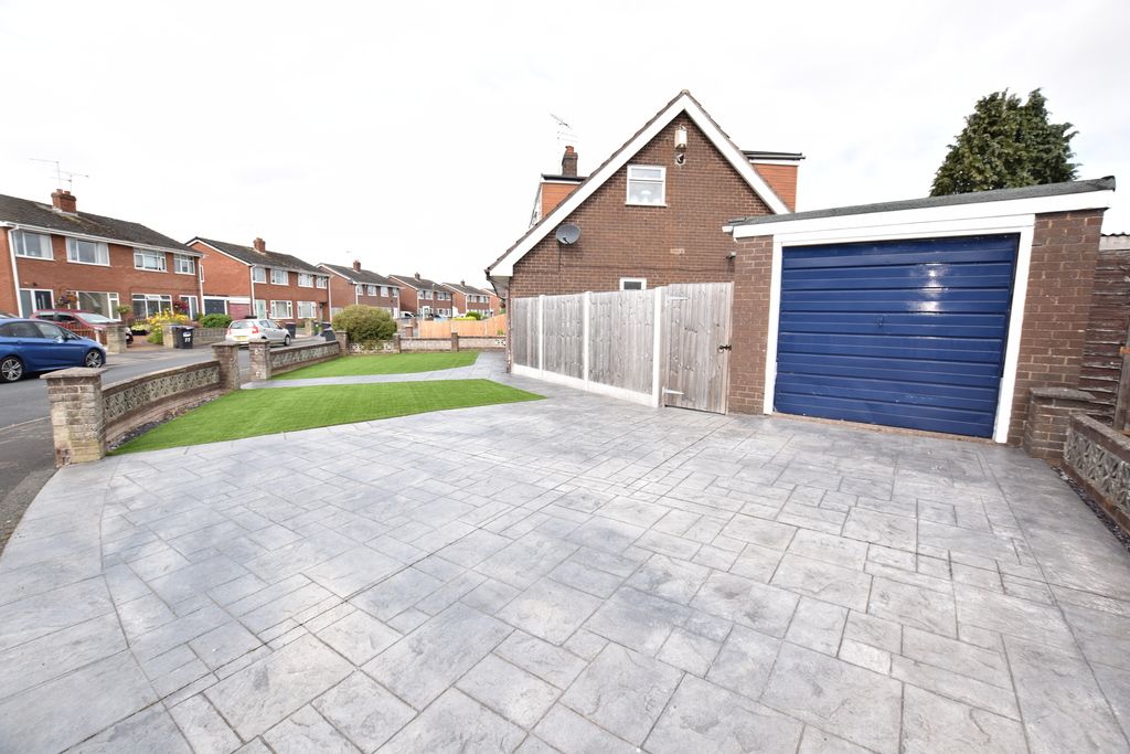 Property photo 2 of 18 Driveway And Front Garden