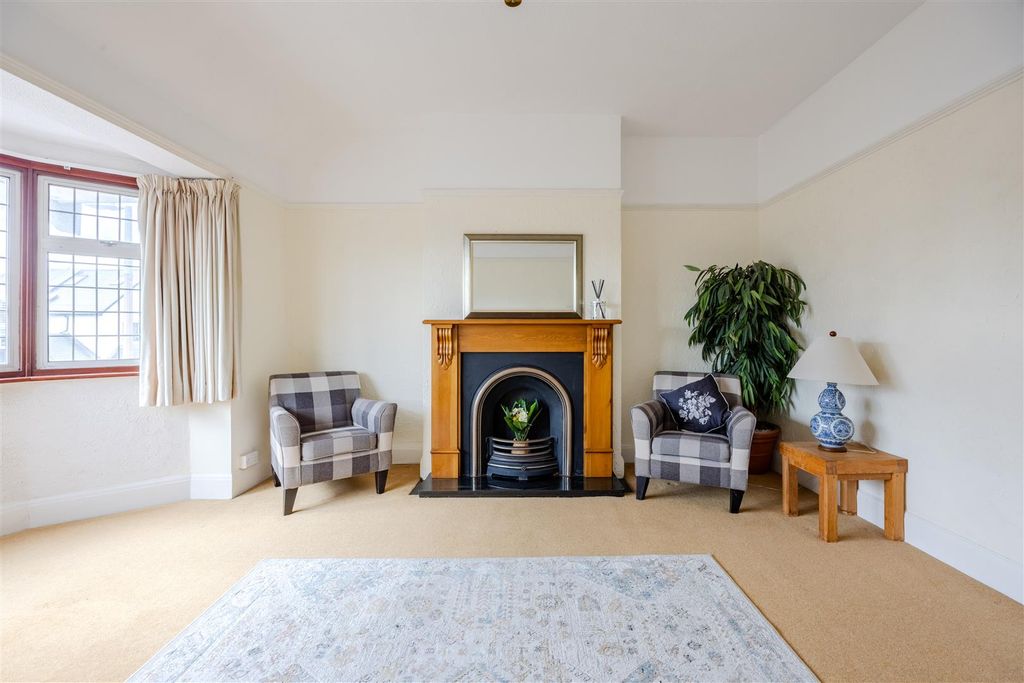 Property photo 3 of 19 Lounge