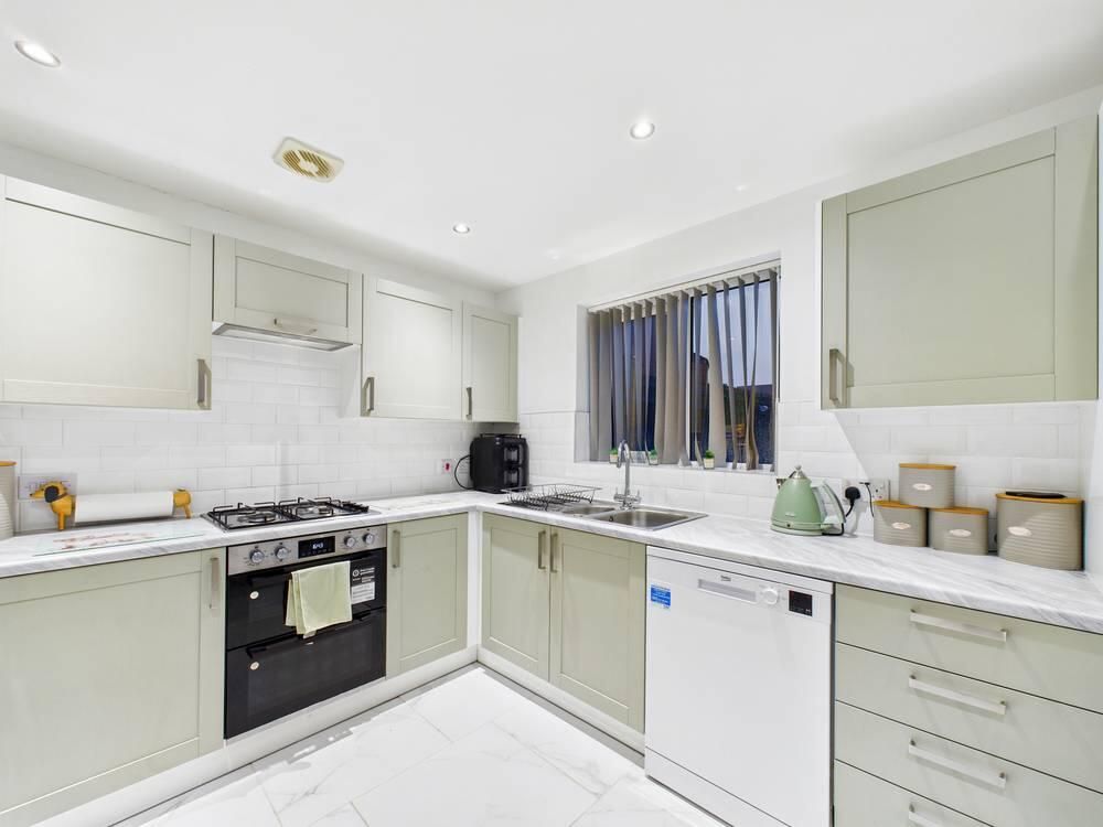 Property photo 2 of 19 Kitchen