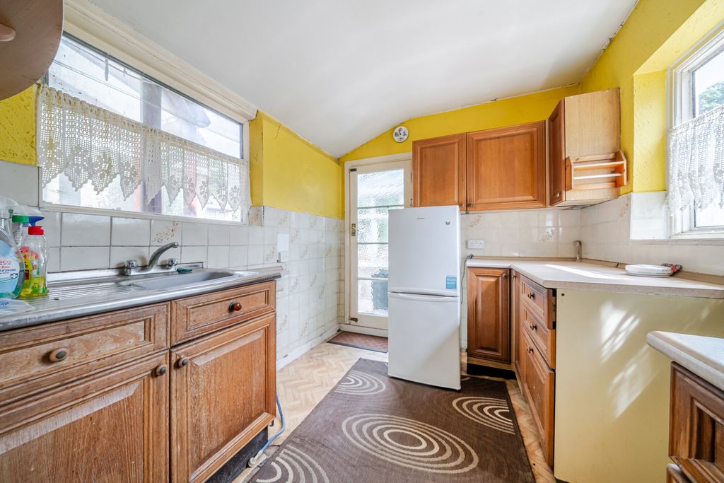Property photo 3 of 20 Kitchen