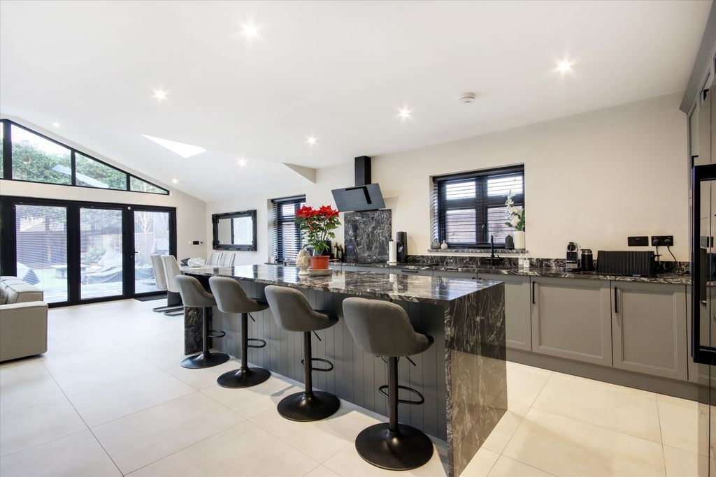 Property photo 2 of 18 Image