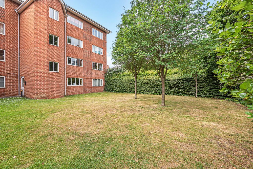 2 bed flat for sale Reading